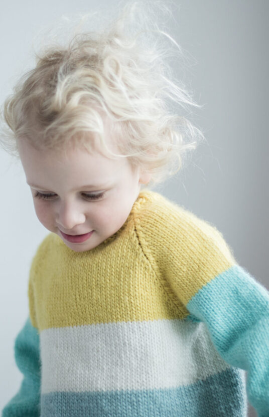jubel sweater kids pattern - HipKnitShop enkel strikkegenser til barn med raglan. Barnestrikk genser inspirasjon