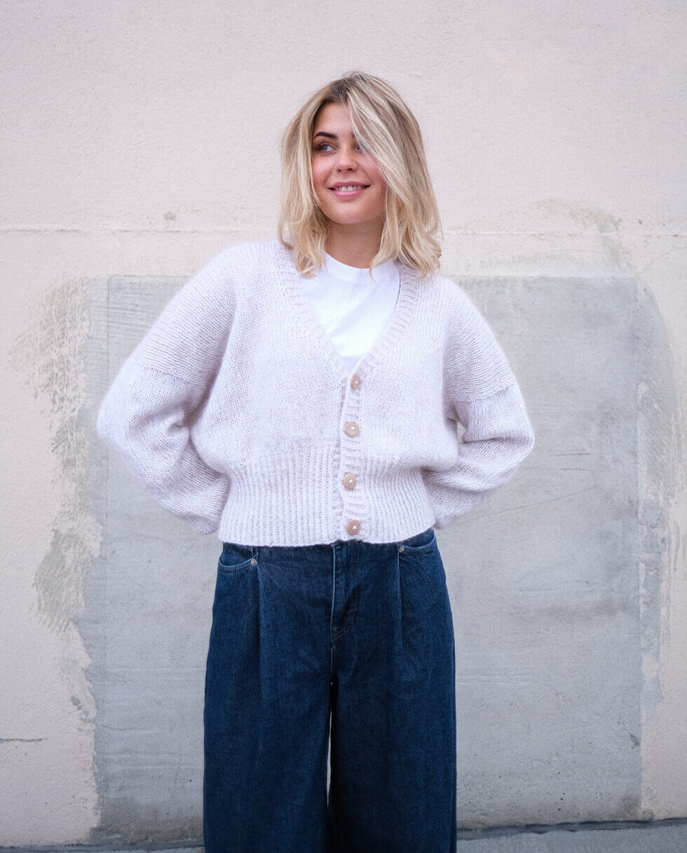 Deja vu Cardigan Knitting Pattern - HipKnitShop strikkejakke dame inspirasjon strikkeoppskrift cardigan til dame i merino