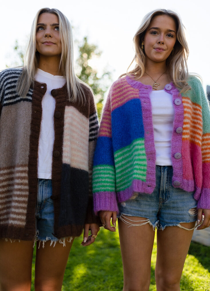 SideBySide cardigan knitting pattern - HipKnitShop strikkejakke med mønster og farger. Kosejakke inspirasjon strikk til dame i farger strikkeoppskrift