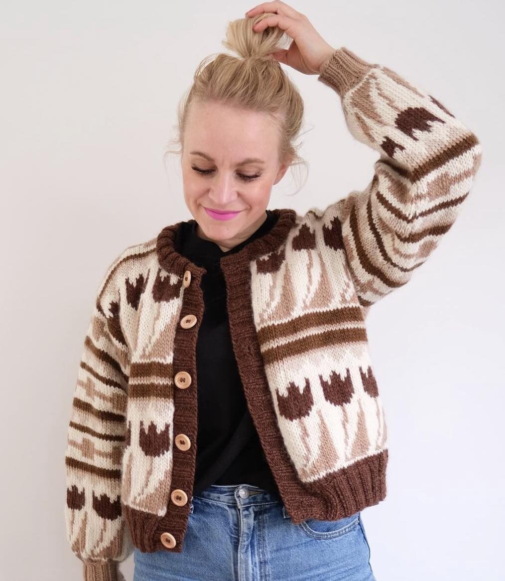 176441-Tulip-Jacket-White-and-Brown-Yarn-Kit-2 - HipKnitShop strikkeoppskrift kofte tulipaner jakke