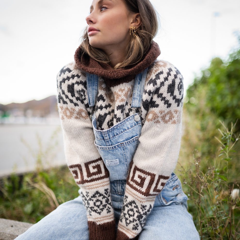 141079-Roxana-sweater-knitting-pattern - HipKnitShop mønsterstrikk dame kul genser