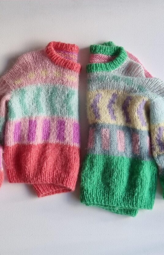 strikkeoppskrift fargerik fluffy genser med farger og 80talls stil