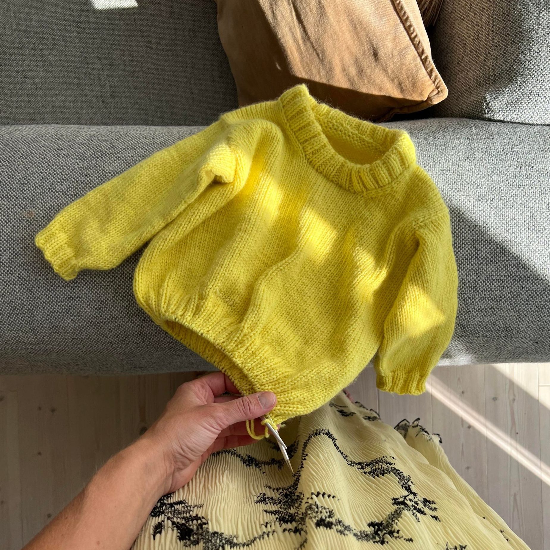 142659-Sunshine Sweater with Stripes Kit 10 - HipKnitShop enkel genser barn oppskrift
