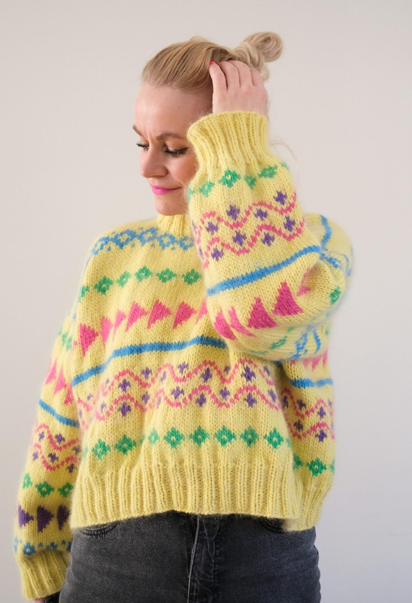 Rewind Sweater Yellow Knitting Pattern - HipKnitShop 80talls strikk inspirasjon. Strikkeoppskrifter med mønster og farger