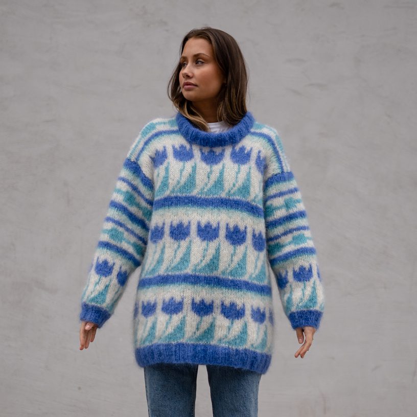 174821-Fluffy-Tulip-Sweater-Kit - HipKnitShop 80talls genser strikkeoppskrift dame