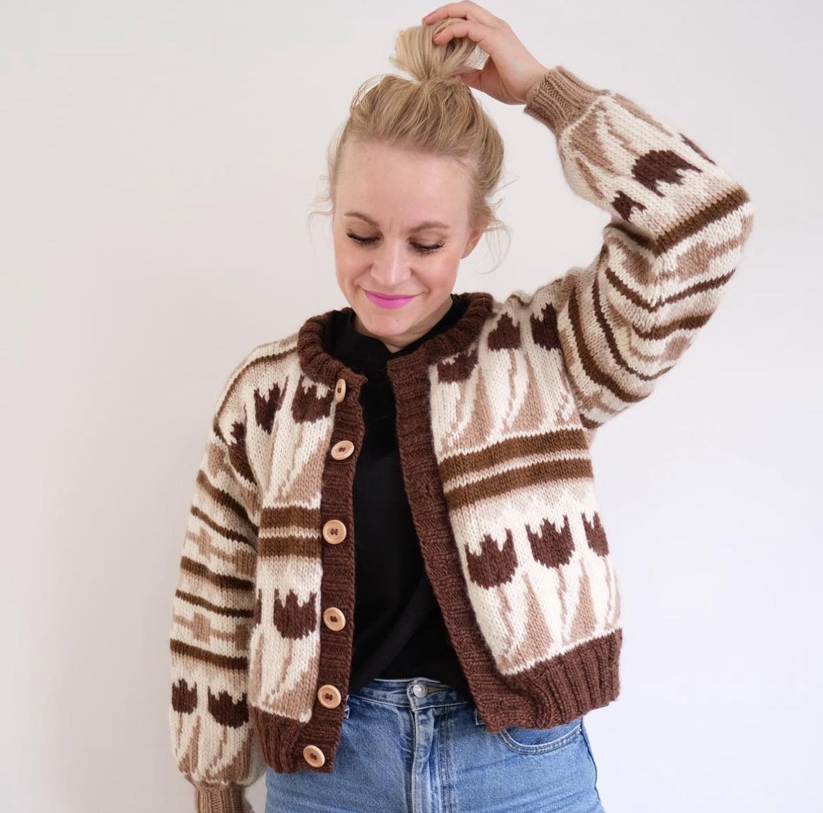 176441-Tulip-Jacket-White-and-Brown-Yarn-Kit-2 - HipKnitShop kofte strikk inspirasjon dame