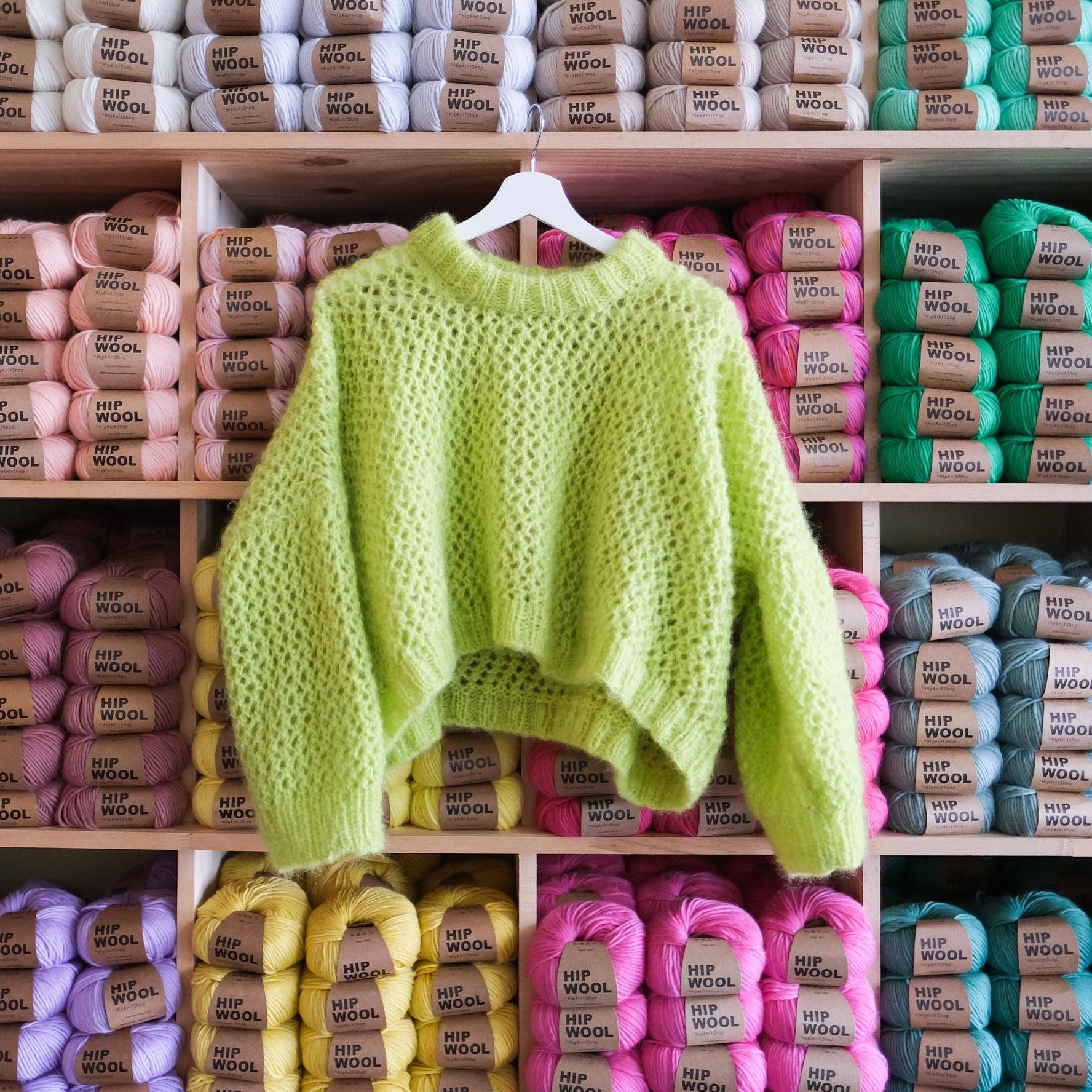 177170-Kiwi-Sweater-Kit - HipKnitShop strikkeoppskrift genser med hullmønster
