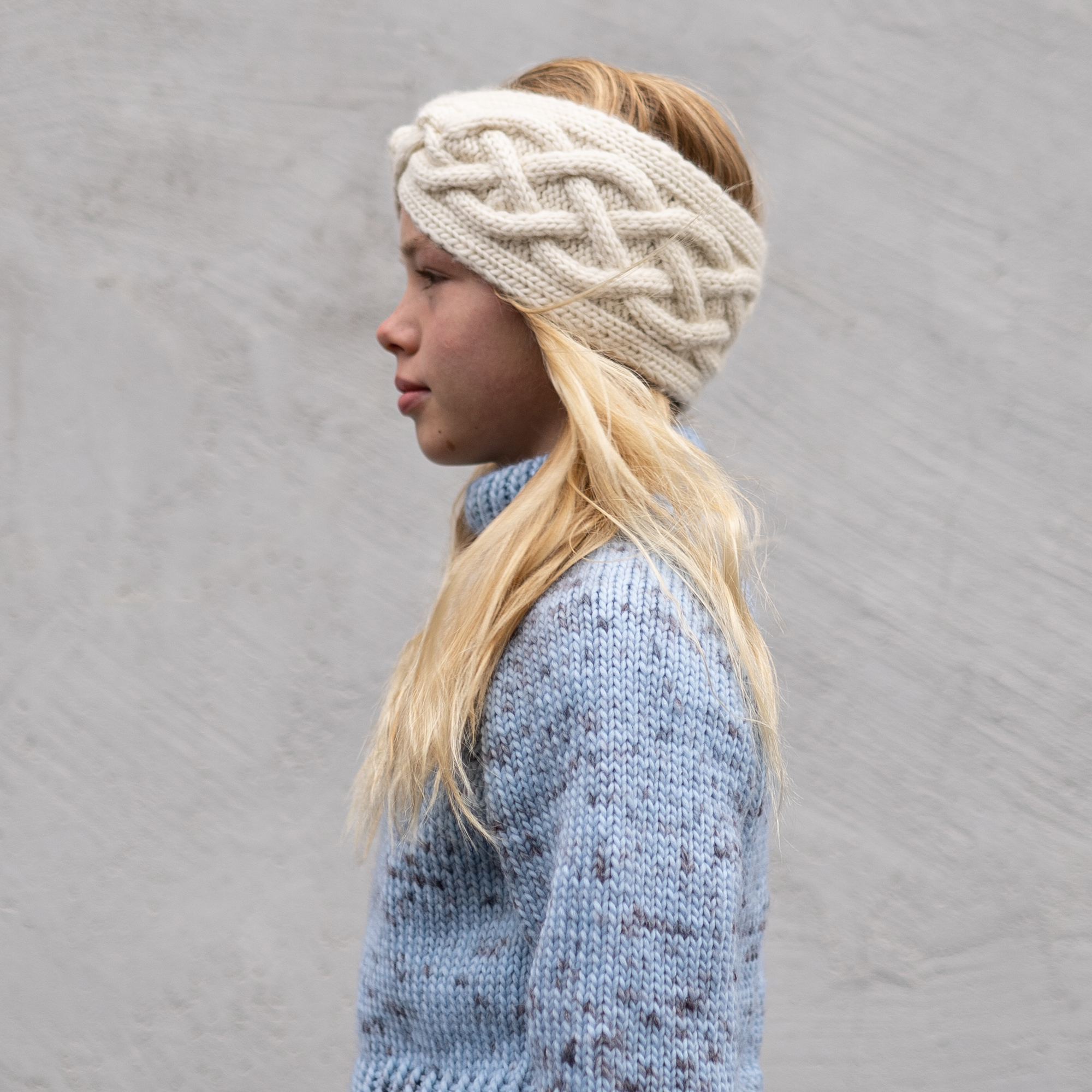 Snowdance headband kids knitting pattern - HipKnitShop strikkeoppskrift pannebånd barn flettestrikk gavestrikk barn