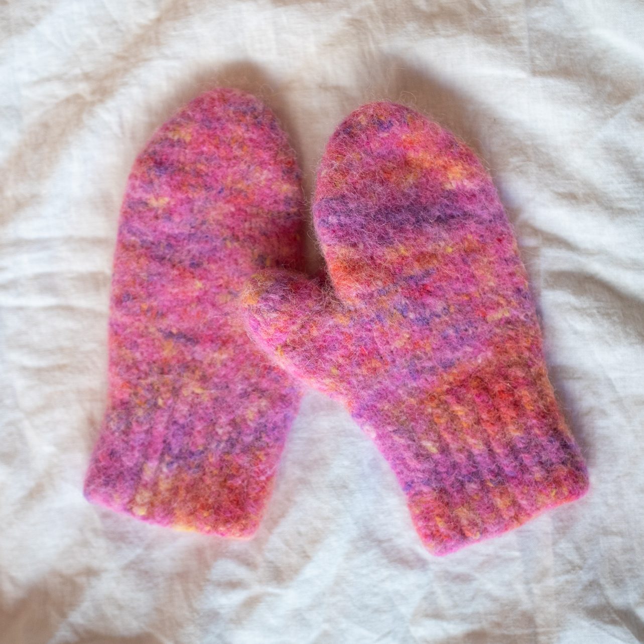 185076-Imagine-knitting-kit-12 - HipKnitShop tovet votter strikkeoppskrift