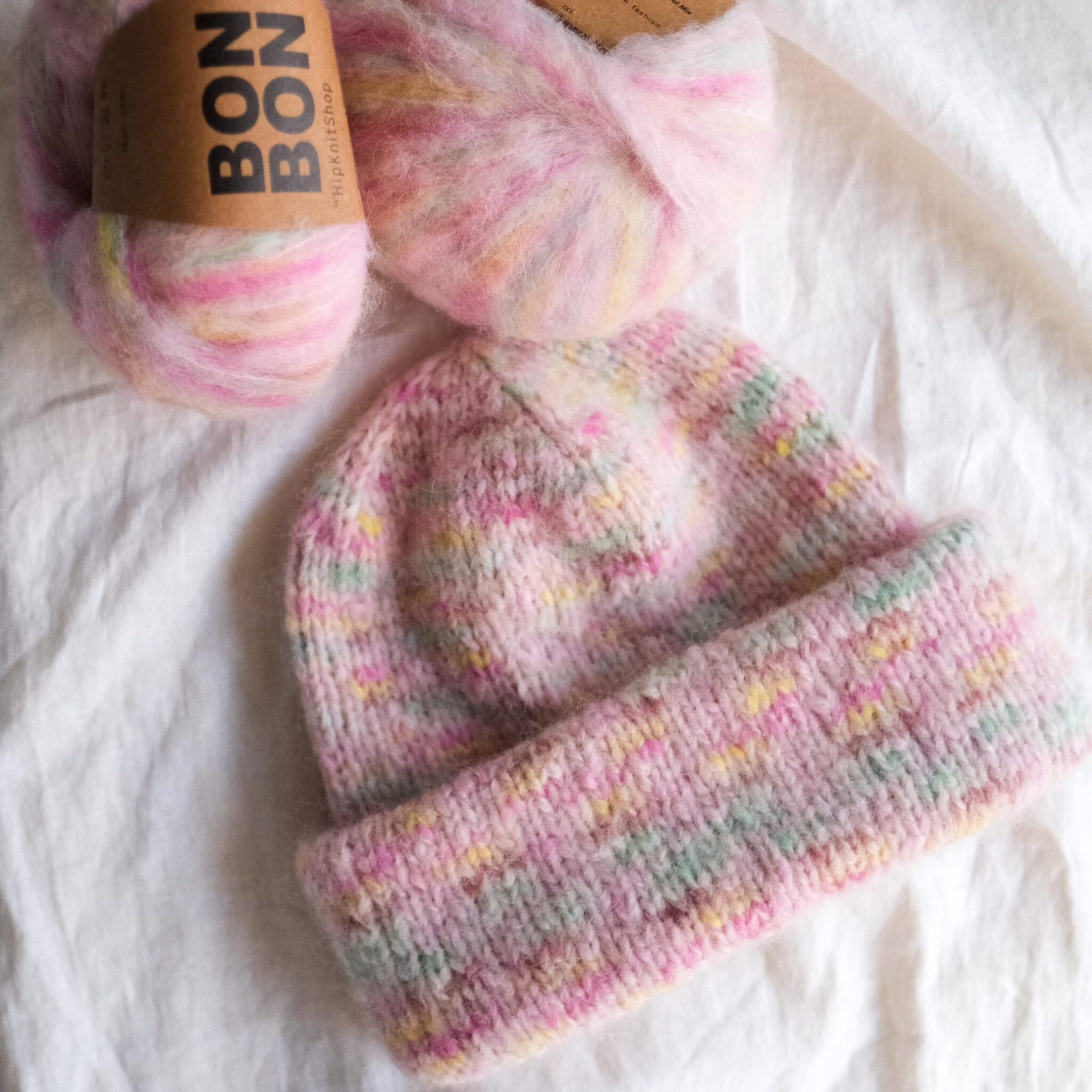 185402-Pokerface-blue-knitting-pattern - HipKnitShop oppskrift strikket lue