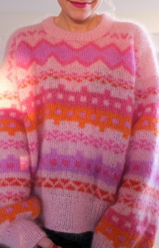 knitting pattern mohair sweater 80s inspired knitting pattern. Strikkeoppskrift genser 80talls stil i mohair. Colorful and fluffy knits patterns