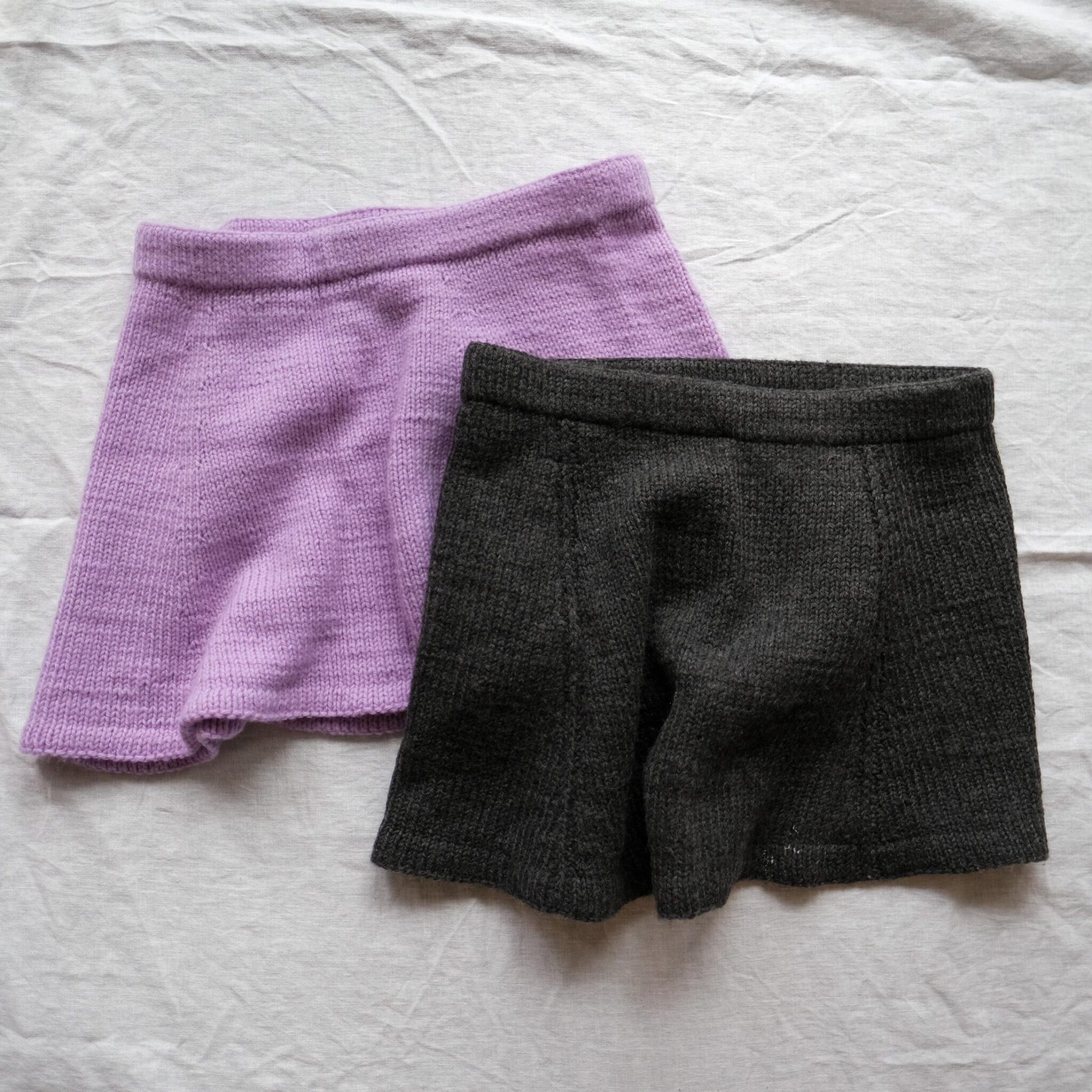 Mini Skirt Knitting Pattern Pop - HipKnitShop Strikket skjørt oppskrift på skjørt til dame kort skjørt oppskrift