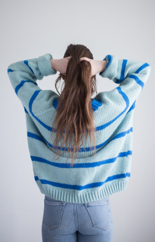 25552-HeySailor-genser-strikkeoppskrift-1 - HipKnitShop strikkemønster genser dame raglan