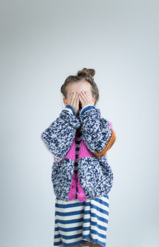 25581-POP-jacket-child-knitting-pattern-16 - HipKnitShop strikkejakke barn oppskrift garnpakke