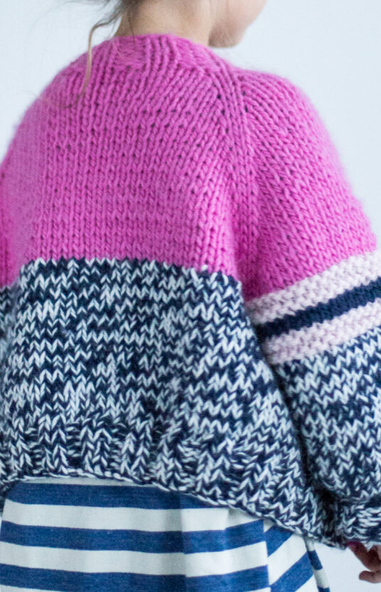 25581-POP-jacket-child-knitting-pattern-3 - HipKnitShop strikkejakke barn oppskrift garnpakke