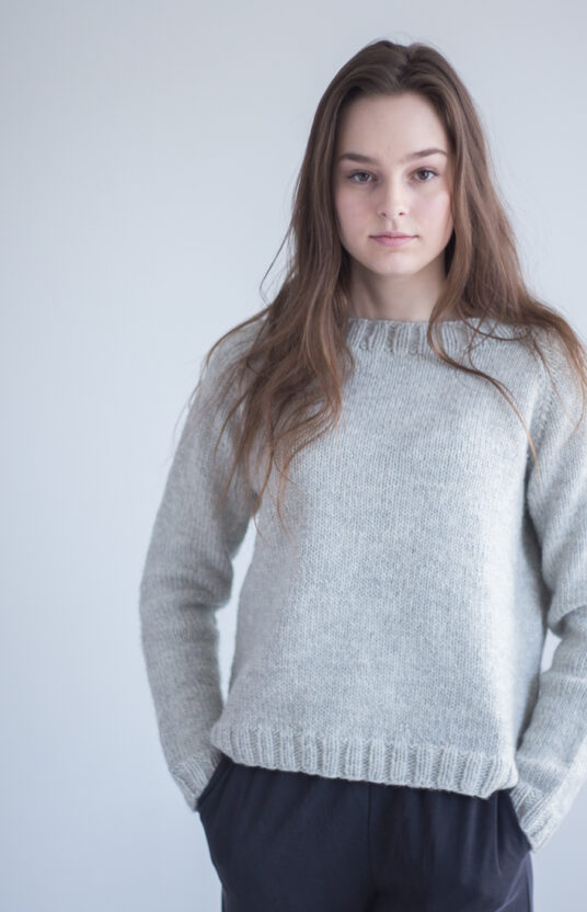 25660-Polly-Sweater-Kit-1 - HipKnitShop strikkesett genser dame raglan grå