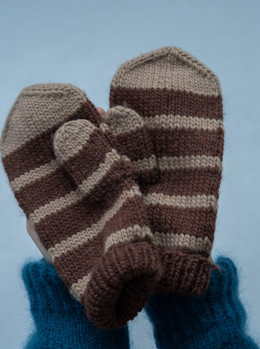 25903-Cappuccino-Glove-Kit-1 - HipKnitShop strikkeoppskrift enkle votter