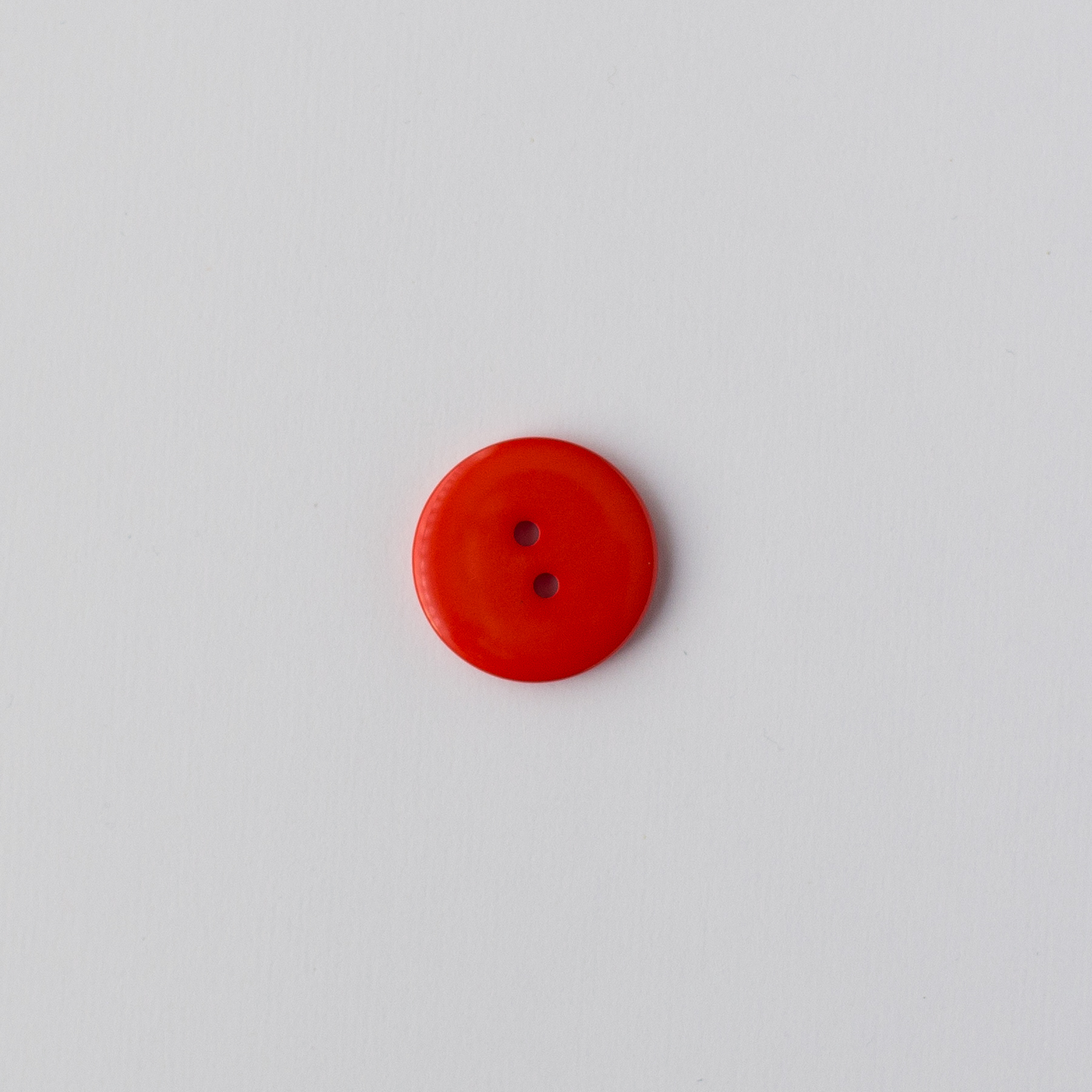 25990-Plastic-button-medium - HipKnitShop Rød plast knapp strikk 23 mm