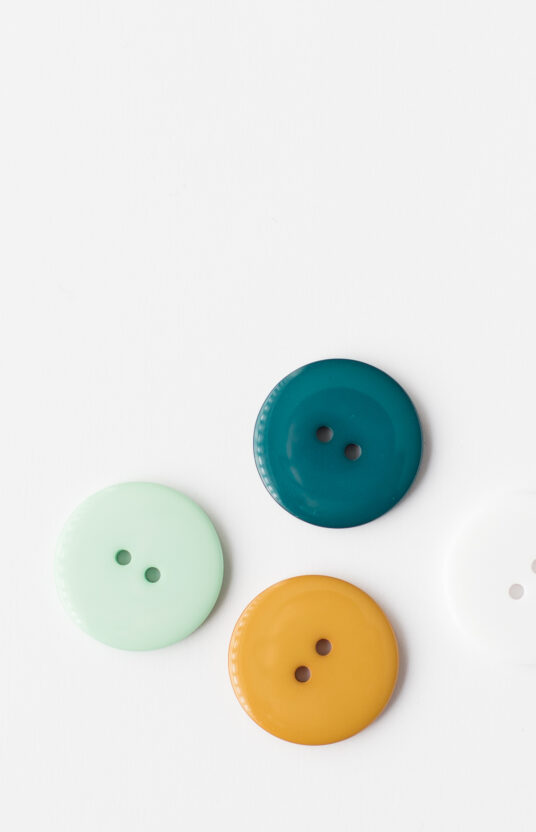 25996-Mork-gronn-plastknapp-stor-1 - HipKnitShop plastic buttons