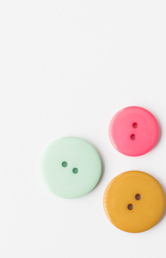 26007-Lys-gronn-plastknapp-stor-4 - HipKnitShop plastic button 2 holes knitting