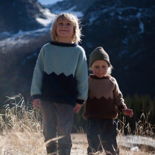 26192-Mountain Top Sweater-Children's Kit-17 - HipKnitShop strikkegenser barn fjelltopp