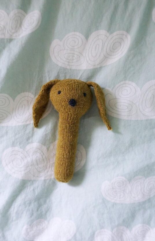 26414-Kanin-rangle-strikkeoppskrift-1 - HipKnitShop Cute and fun knit for newborns and babies. Perfect soft toy friend. Wonderful as a gift or for your little one. You need polyester stuffing, under one ball of yarn (about 30 grs) and a rattle soundmaker (available online and in hobby shops).