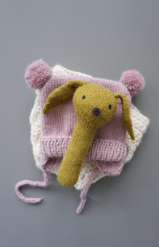 26414-Kanin-rangle-strikkeoppskrift-3 - HipKnitShop newborn knitting pattern toy