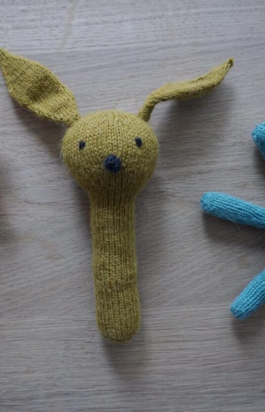 26414-Kanin-rangle-strikkeoppskrift - HipKnitShop bunny knitting pattern baby rattle