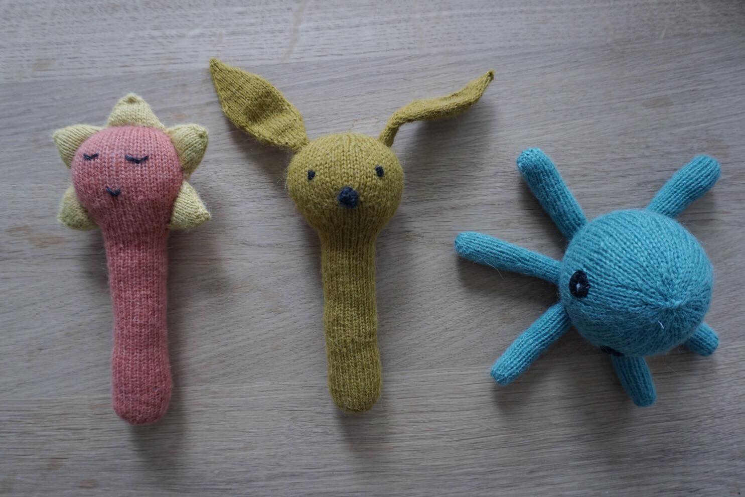 26414-Kanin-rangle-strikkeoppskrift - HipKnitShop bunny knitting pattern baby rattle