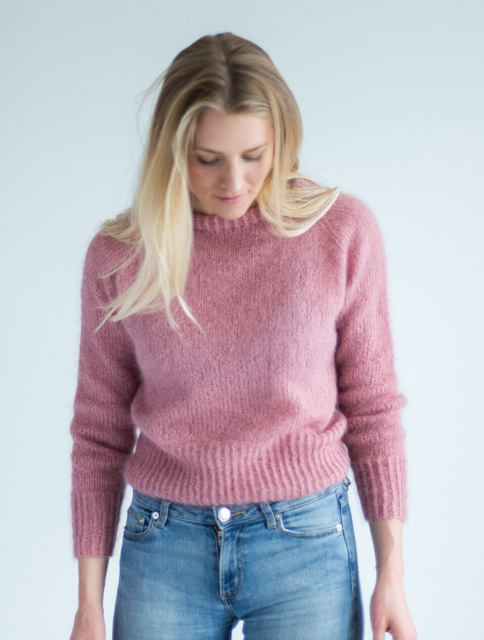 Eben Sweater Knitting Pattern - HipKnitShop strikkeoppskrift enkel genser dame raglan mohair
