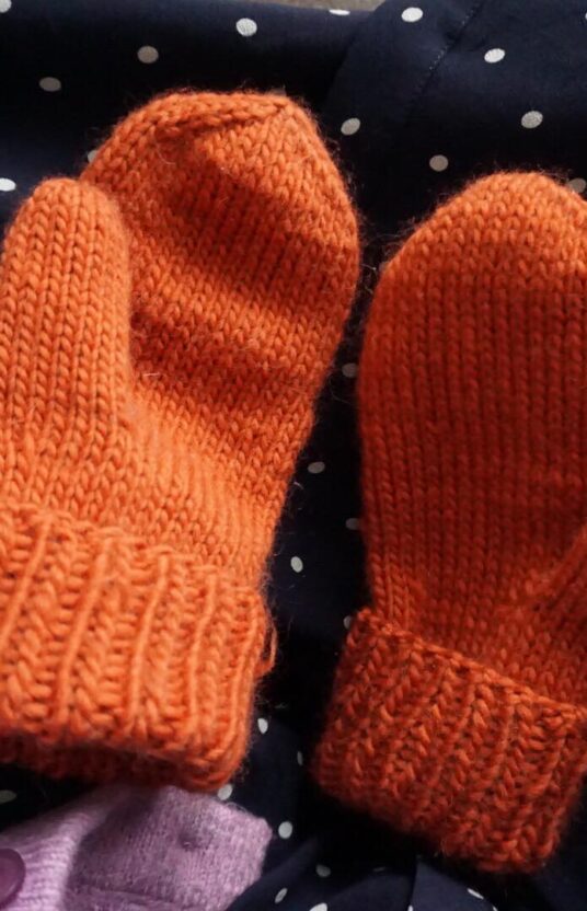 26907-Stay-Warm-votter-kit-2 - HipKnitShop mittens knittingpattern