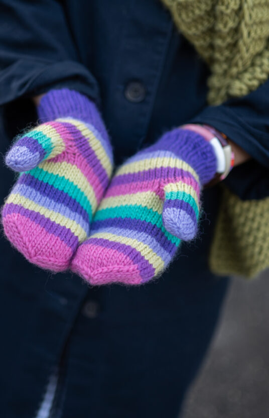 26907-Stay-Warm-votter-kit-3 - HipKnitShop strikkeoppskrift enkle votter dame
