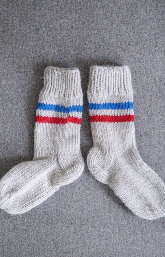 27018-Bossy-sokker-barn-kit-4 - HipKnitShop socks kids knitting pattern