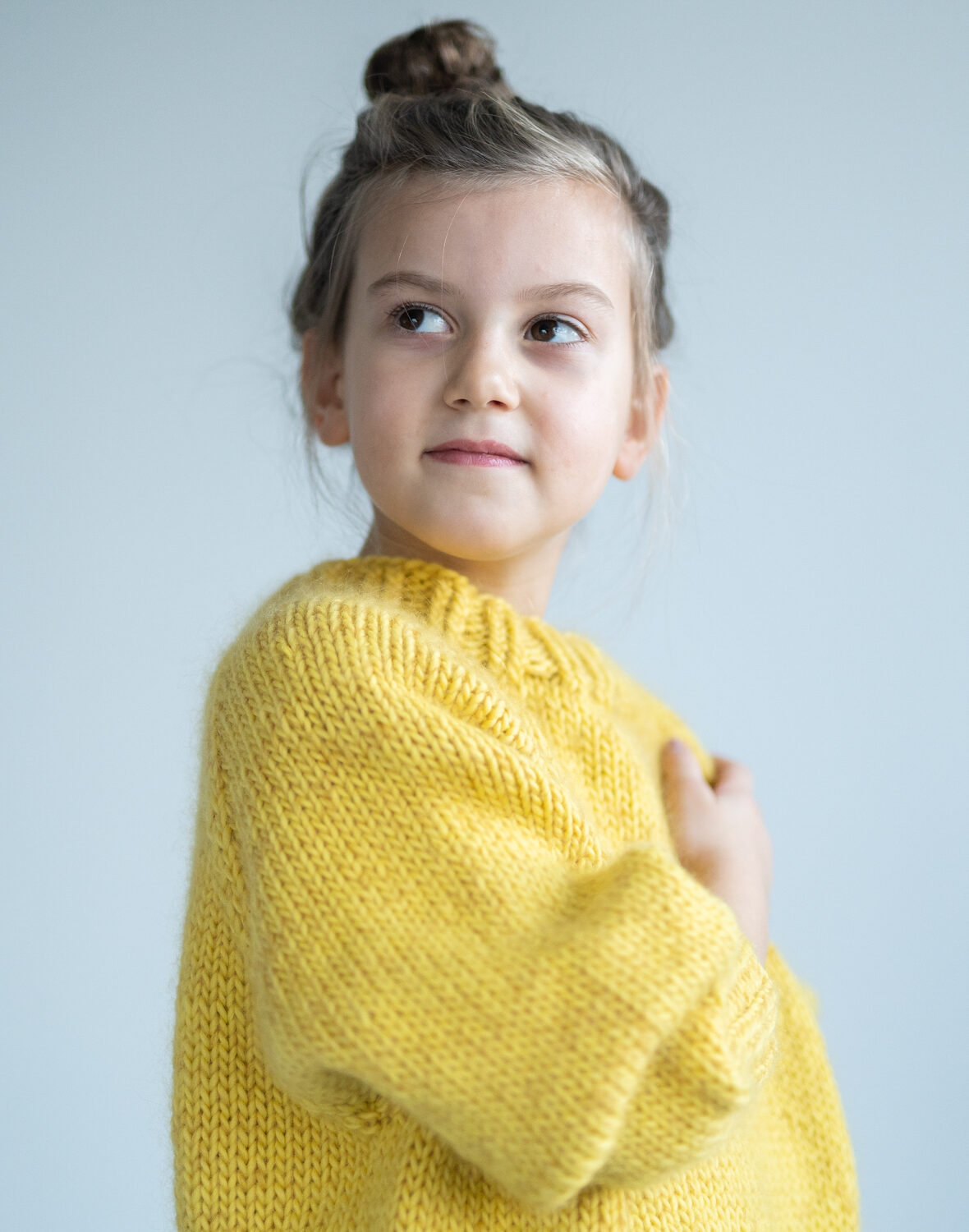 27079-Alma-sweater-child-knitting-pattern-5 - HipKnitShop strikkegenser barn raglan jente