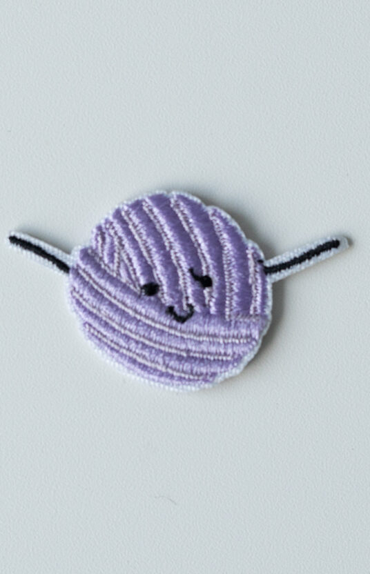 27279-Garn-strykemerke-lilla-1 - HipKnitShop yarn embroidery patch