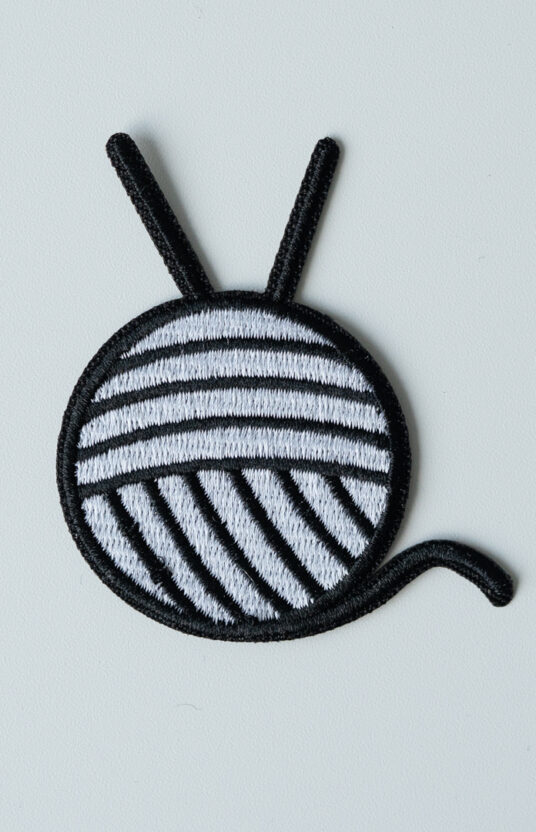 27285-Garnnoste-strykemerke-1 - HipKnitShop yarn embroidery patch