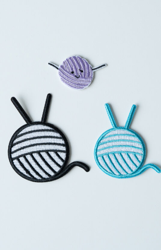 27285-Garnnoste-strykemerke-2 - HipKnitShop yarn embroidery patch