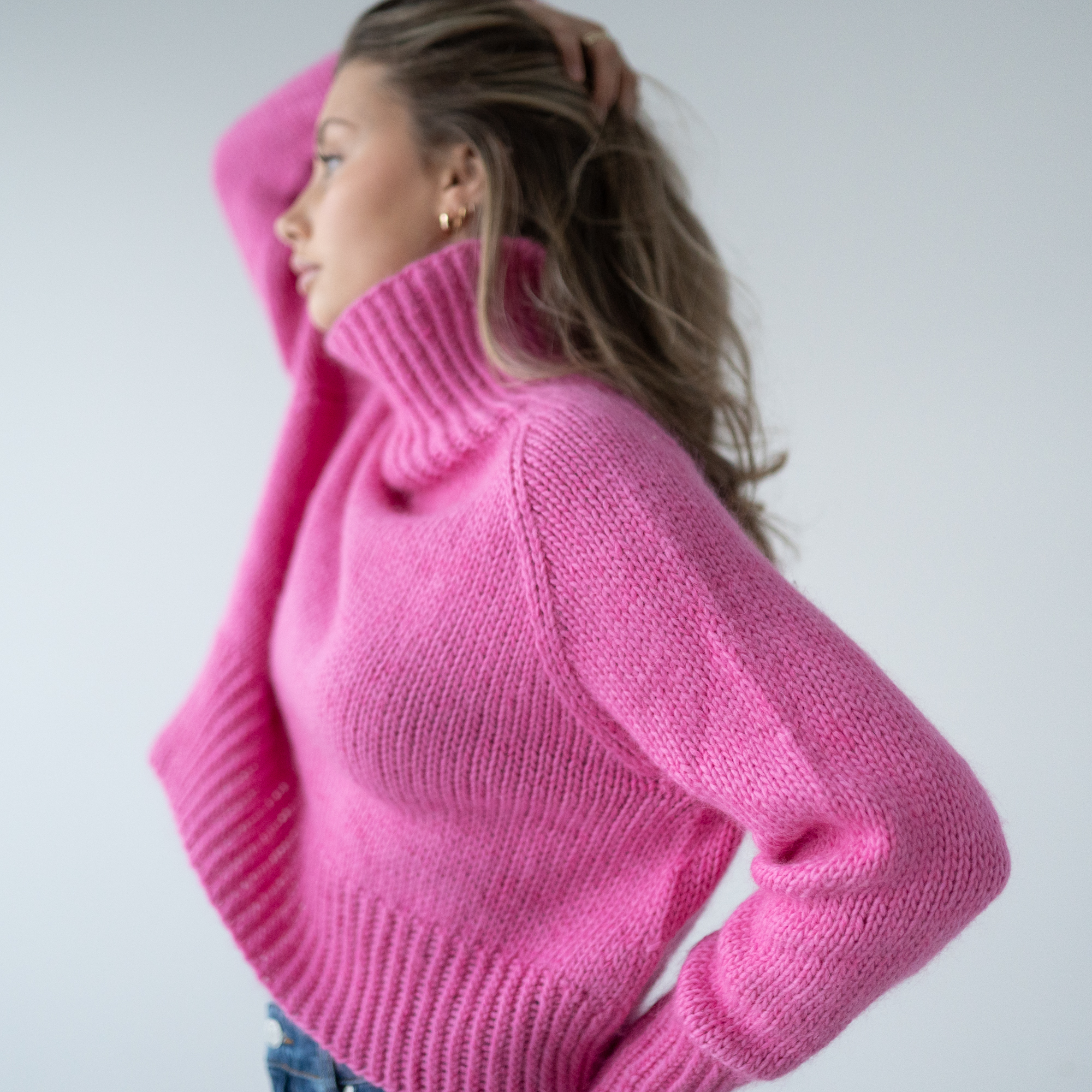 28273-North-cropped-sweater-kit - HipKnitShop strikkeoppskrift genser høy hals dame