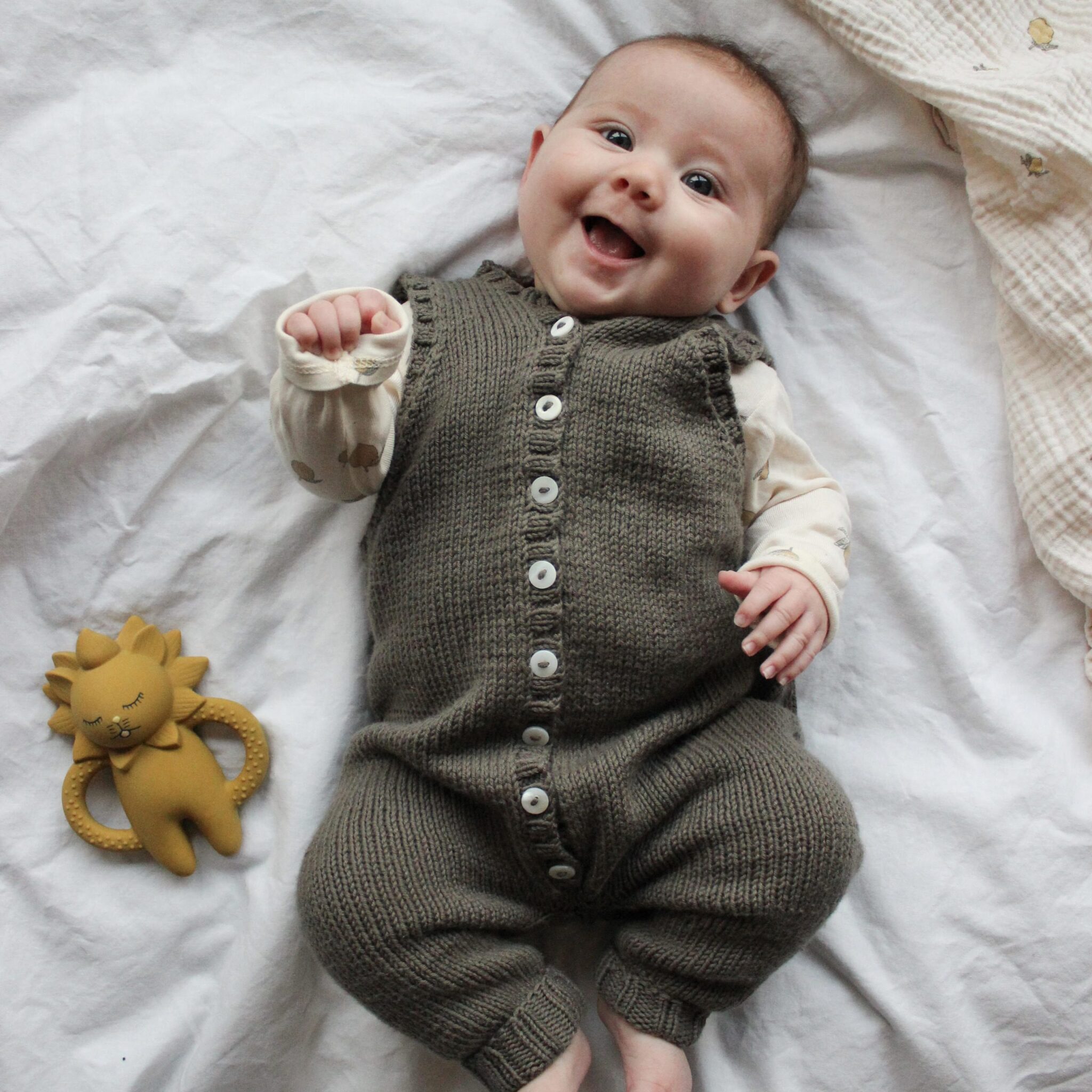 29619-Ollie-onesie-kit-1 - HipKnitShop sparkebukse baby oppskrift
