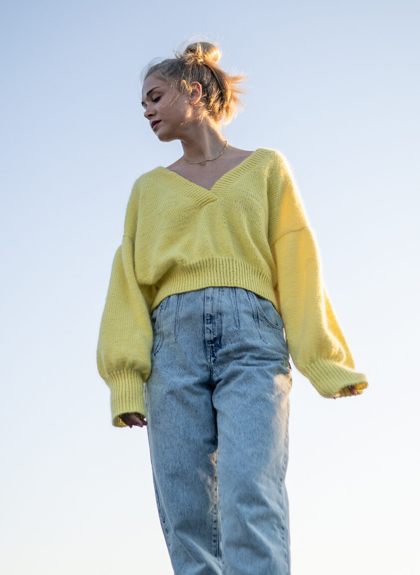 29781-Lucia-sweater-kit-18 - HipKnitShop v hals genser strikkeoppskrift dame