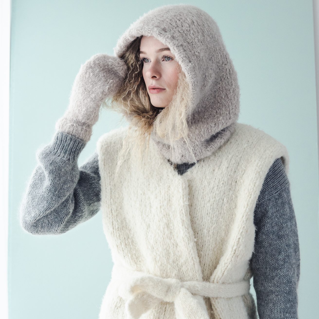 82324-Adventure-Vest-Kit-9 - HipKnitShop strikkeoppskrifter vinter dame hoodie