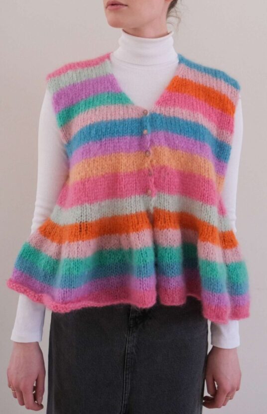 strikket vest med striper og volanger. kule strikkeoppskrifter nettbutikk strikk og garn