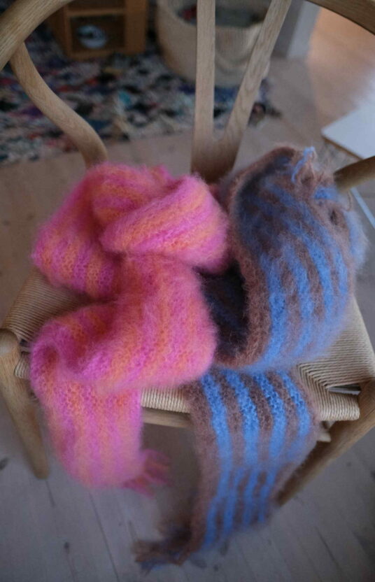 Strikkeoppskrift fluffy skjerf Milan. Børstet skjerf i mohair. enkel strikkeoppskrift for nybegynnere skjerf med striper.