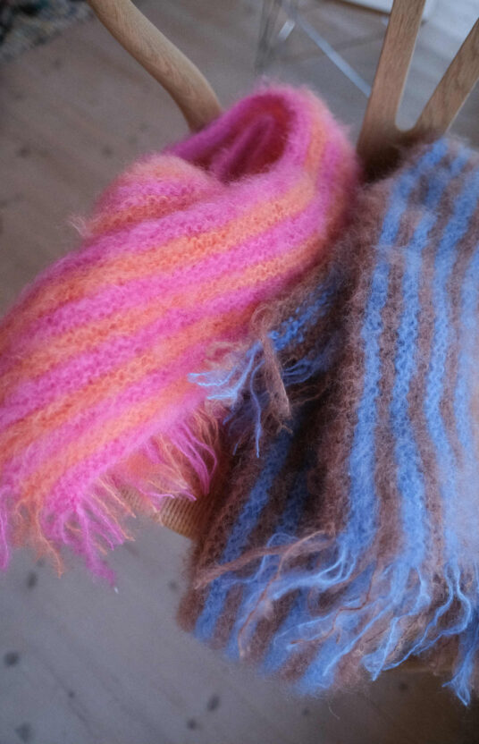 Strikkeoppskrift fluffy skjerf Milan. Børstet skjerf i mohair. enkel strikkeoppskrift for nybegynnere skjerf med striper.