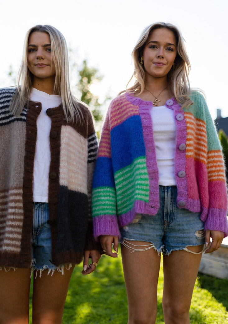 SideBySide cardigan knitting pattern - HipKnitShop strikkejakke med mønster og farger. Kosejakke inspirasjon strikk til dame i farger strikkeoppskrift