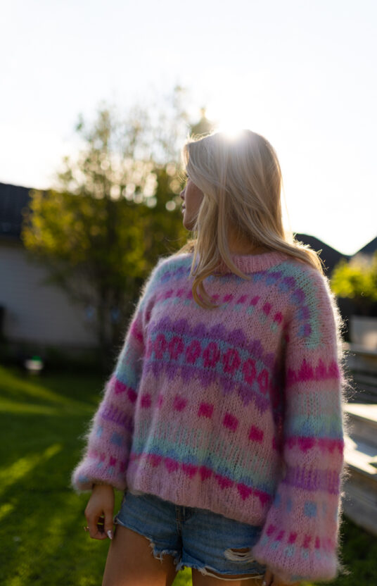 strikkegenser oppskrift fargerik fluffy turgenser lofoten