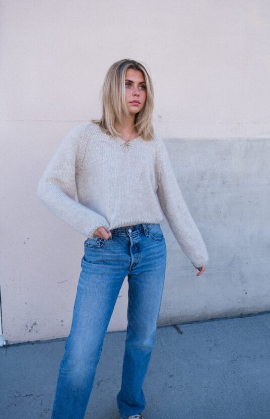 strikkeoppskrift basic genser med v-hals i ull dame mønster genser hip wool