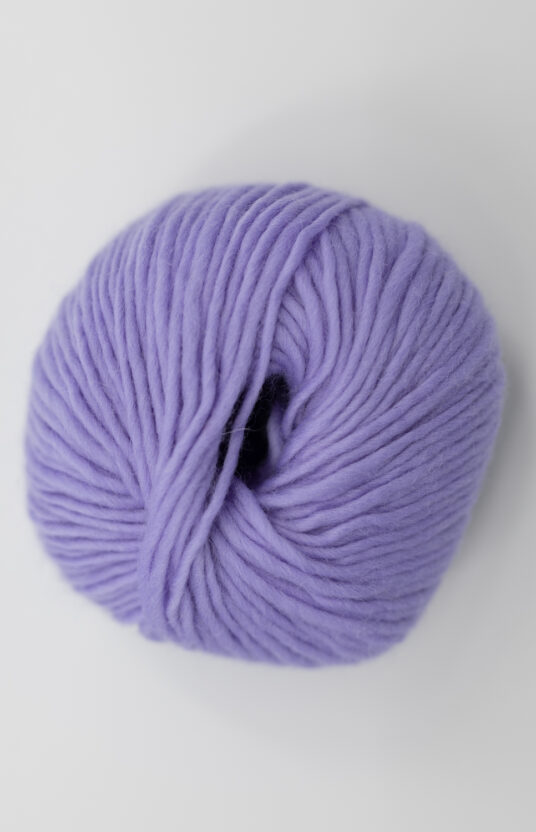 lilla garn. Ullgarn for strikk på tykke pinner. ren ull kløfri ull lilla garn hip wool