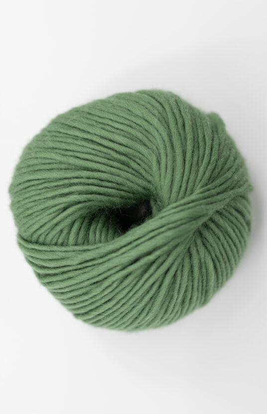 oliven grønn garn strikkeprosjekt tykke pinner. Ullgarn som ikke klør. Hip Wool nettbutikk.