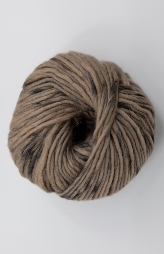 håndfarget garn strikk brun for strikk på tykke pinner. ren ull kløfri ull spettet garn hip wool